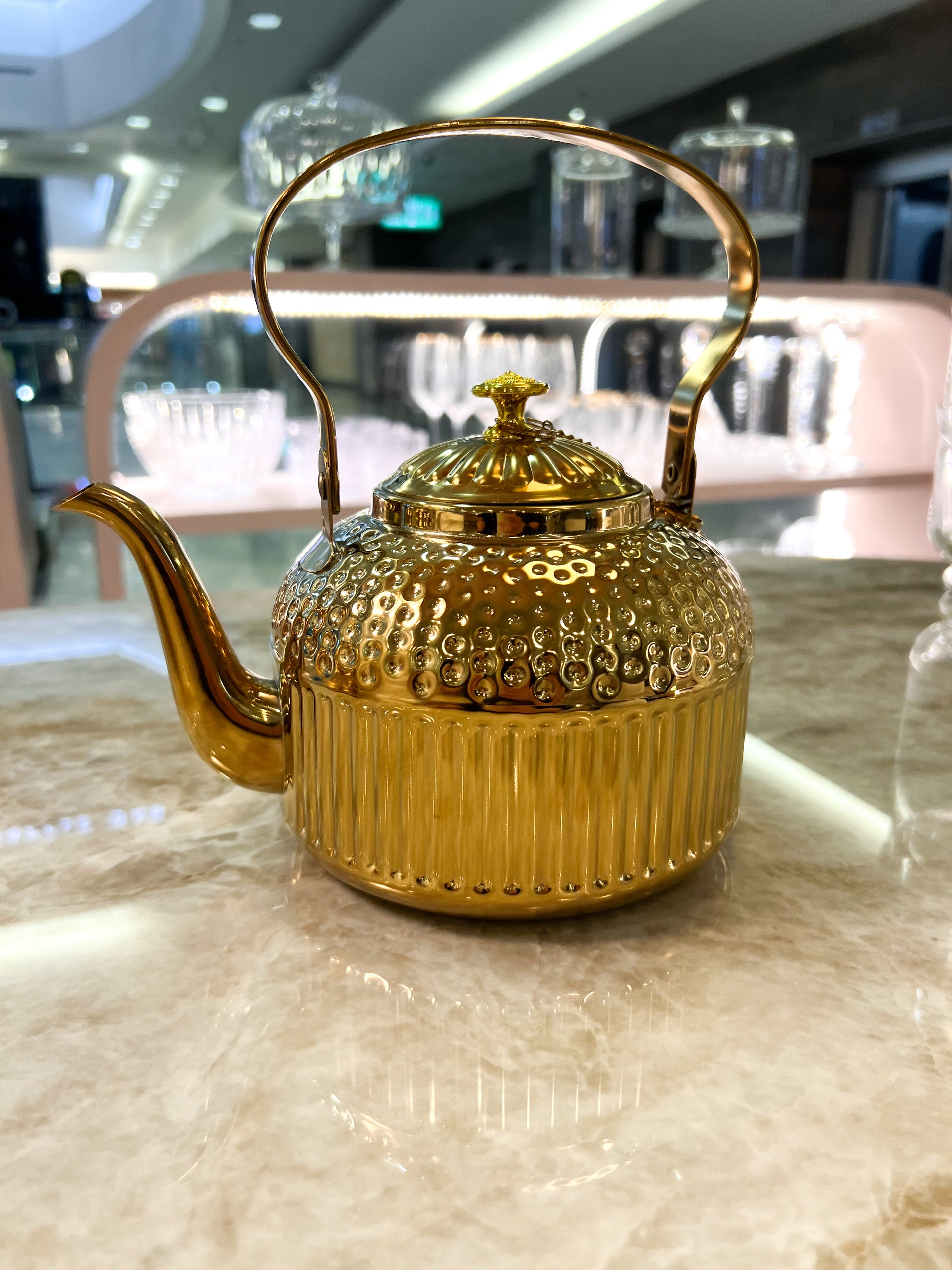 קומקום זהב מנוקד