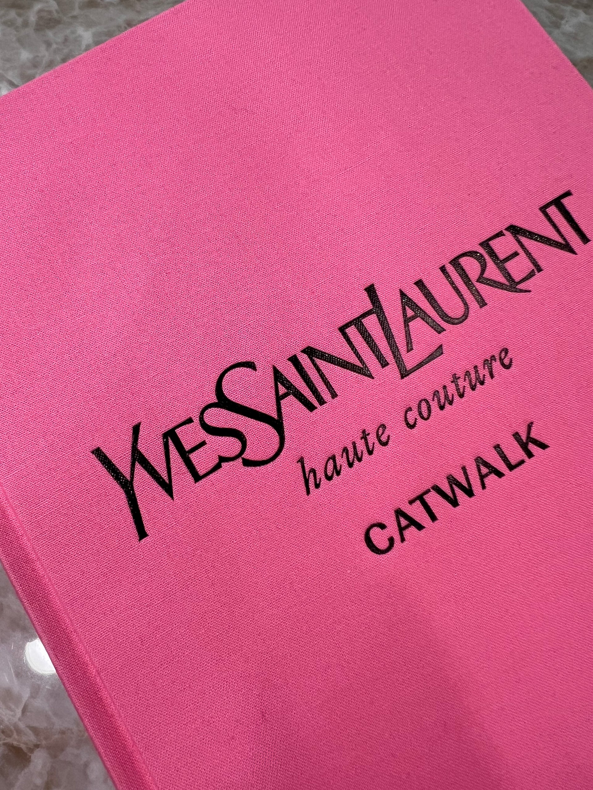 ספר אופנה מבית  איב סאן לורן yvesaintlurent