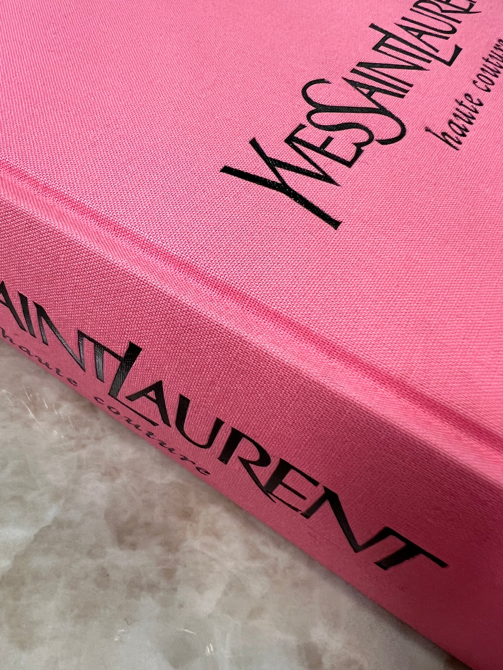 ספר אופנה מבית  איב סאן לורן yvesaintlurent