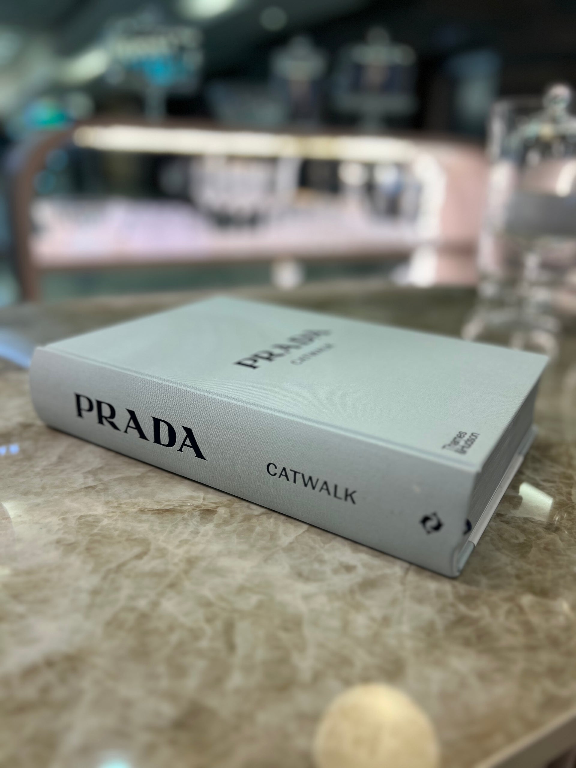 ספר אופנה מבית PRADA